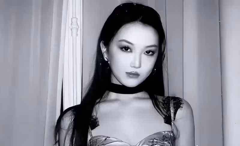 疑似王菲女兒李嫣帳號曬唇部手術現場圖,並配文稱輕舟已過