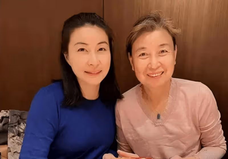 郭晶晶和母親送女兒上夏令營,祖孫三代同框有愛
