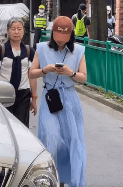 郭晶晶和母親送女兒上夏令營,祖孫三代同框有愛
