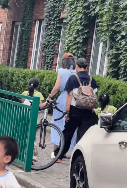 郭晶晶和母親送女兒上夏令營,祖孫三代同框有愛