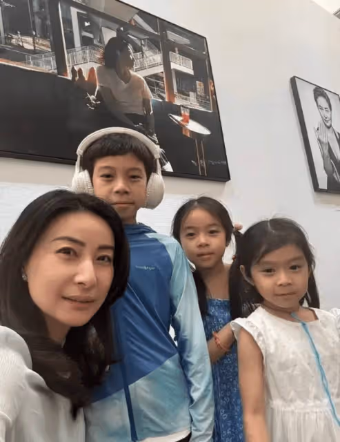郭晶晶和母親送女兒上夏令營,祖孫三代同框有愛