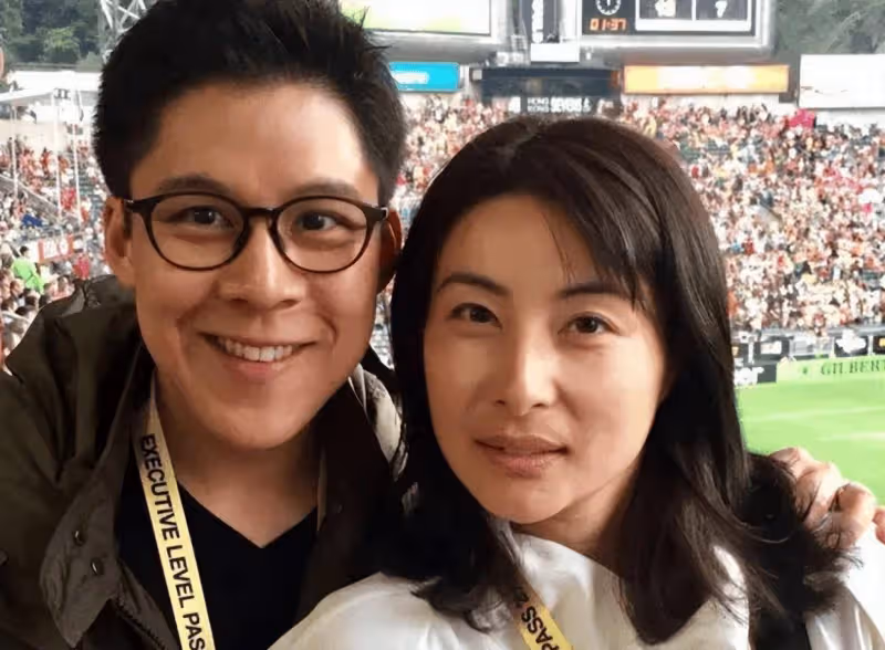 郭晶晶和母親送女兒上夏令營,祖孫三代同框有愛