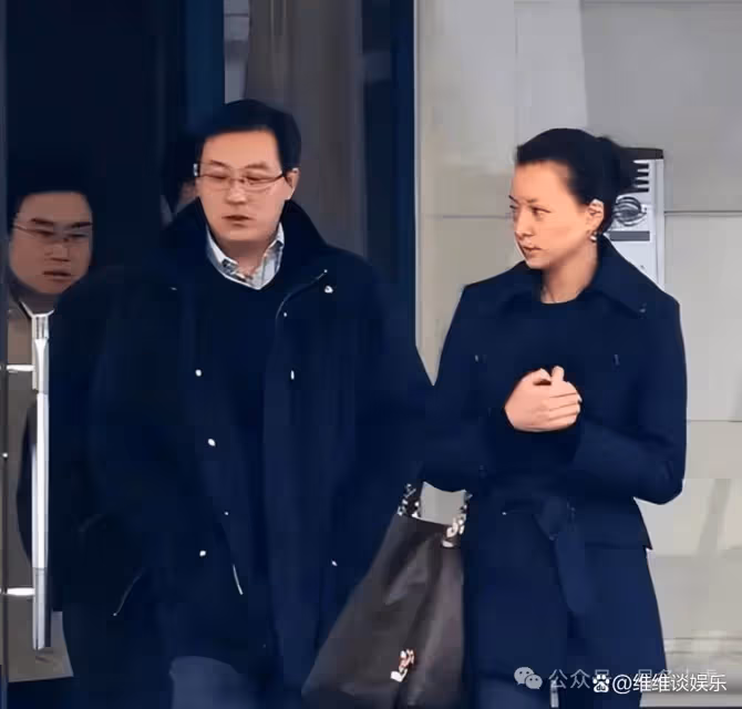 曾經的央視一姐董卿與老公罕見合體,緊挽盡顯小鳥依人