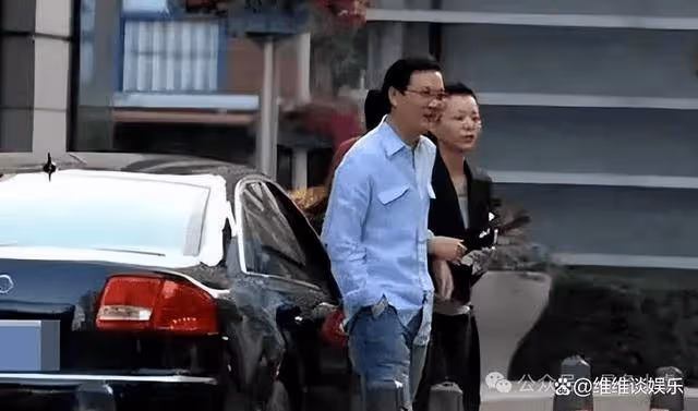 曾經的央視一姐董卿與老公罕見合體,緊挽盡顯小鳥依人