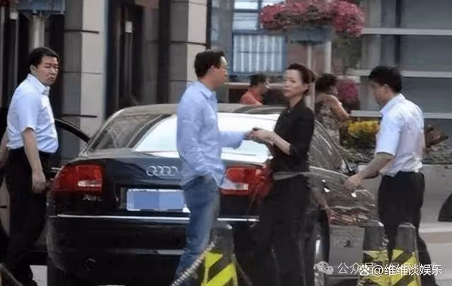 曾經的央視一姐董卿與老公罕見合體,緊挽盡顯小鳥依人