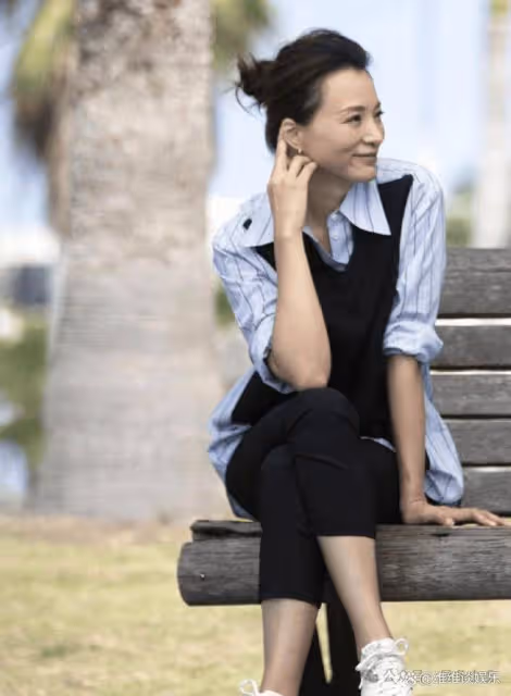 曾經的央視一姐董卿與老公罕見合體,緊挽盡顯小鳥依人