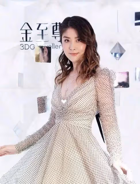 51歲陳慧琳身材真豐滿,穿波點裙曲線十足,70后里罕見