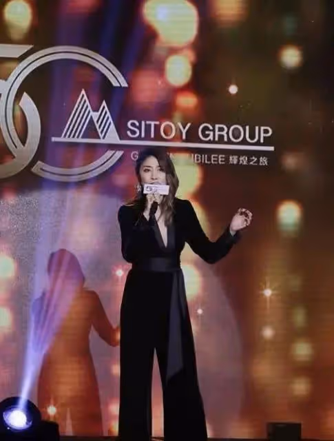 51歲陳慧琳身材真豐滿,穿波點裙曲線十足,70后里罕見