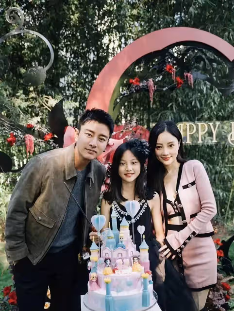 41歲李小璐三亞度假照流出,她又跟小鮮肉好上了?這回賈乃亮徹底沒戲了