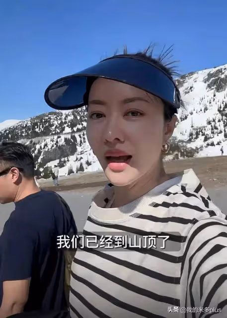 熊黛林一家雪山度假,雙胞胎女兒玩雪好興奮,郭可頌穿T恤很另類