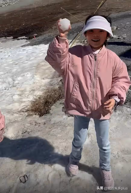 熊黛林一家雪山度假,雙胞胎女兒玩雪好興奮,郭可頌穿T恤很另類