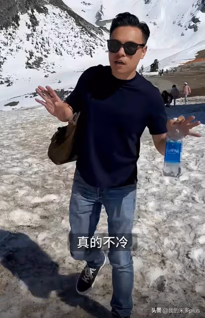 熊黛林一家雪山度假,雙胞胎女兒玩雪好興奮,郭可頌穿T恤很另類