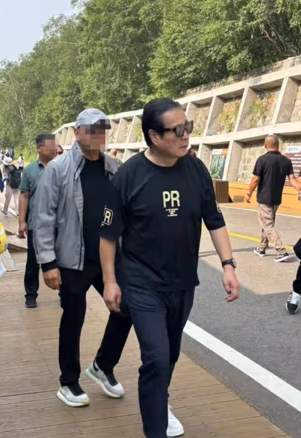 長白山偶遇唐國強張光北等老明星,出門都十分低調,沒有前呼後擁