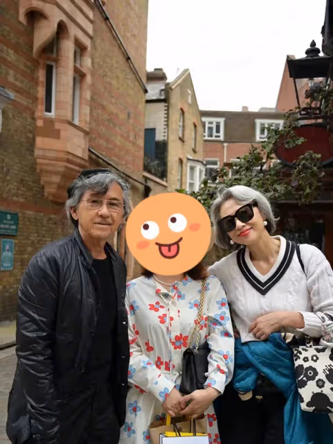 林子祥葉倩文倫敦city walk被偶遇,頭髮花白和粉絲親密合影接地氣