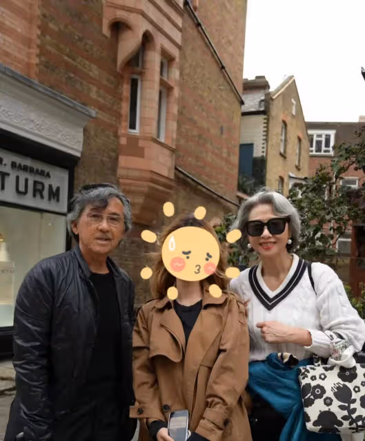 林子祥葉倩文倫敦city walk被偶遇,頭髮花白和粉絲親密合影接地氣