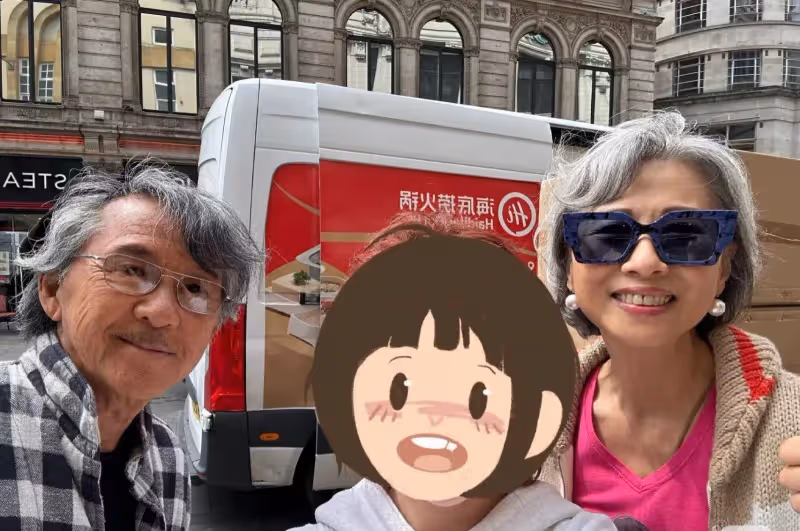 林子祥葉倩文倫敦city walk被偶遇,頭髮花白和粉絲親密合影接地氣