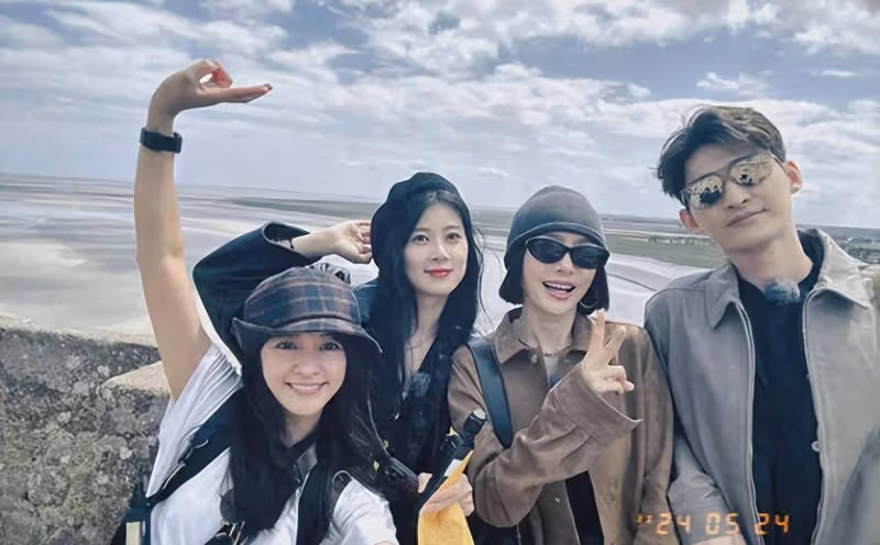 陳意涵曬花少團旅行合照,與秦嵐趙昭儀開心比耶笑容明媚狀態佳