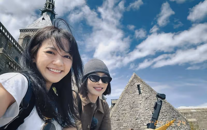 陳意涵曬花少團旅行合照,與秦嵐趙昭儀開心比耶笑容明媚狀態佳