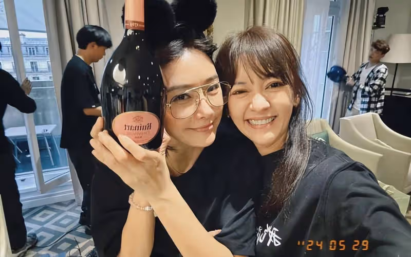 陳意涵曬花少團旅行合照,與秦嵐趙昭儀開心比耶笑容明媚狀態佳