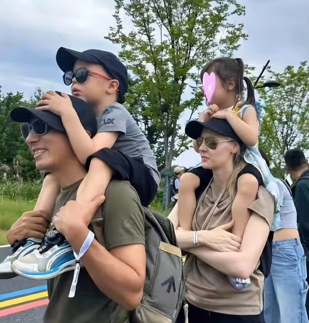 撒貝寧夫婦帶兒女游麗江,夫妻倆穿情侶裝感情恩愛