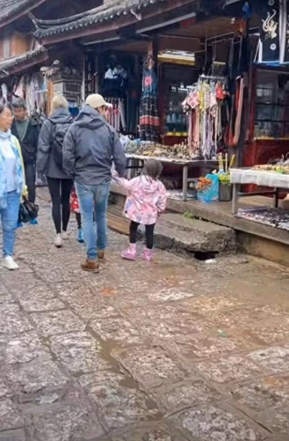 撒貝寧夫婦帶兒女游麗江,夫妻倆穿情侶裝感情恩愛
