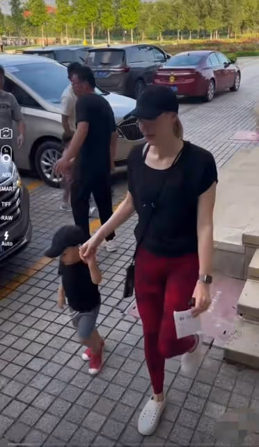 撒貝寧夫婦帶兒女游麗江,夫妻倆穿情侶裝感情恩愛