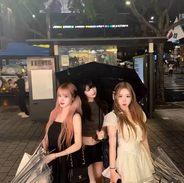 汪峰女兒小蘋果韓國度假,穿露臍裝身材不輸超模