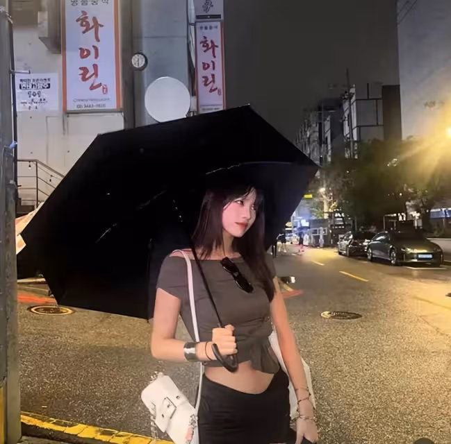 汪峰女兒小蘋果韓國度假,穿露臍裝身材不輸超模