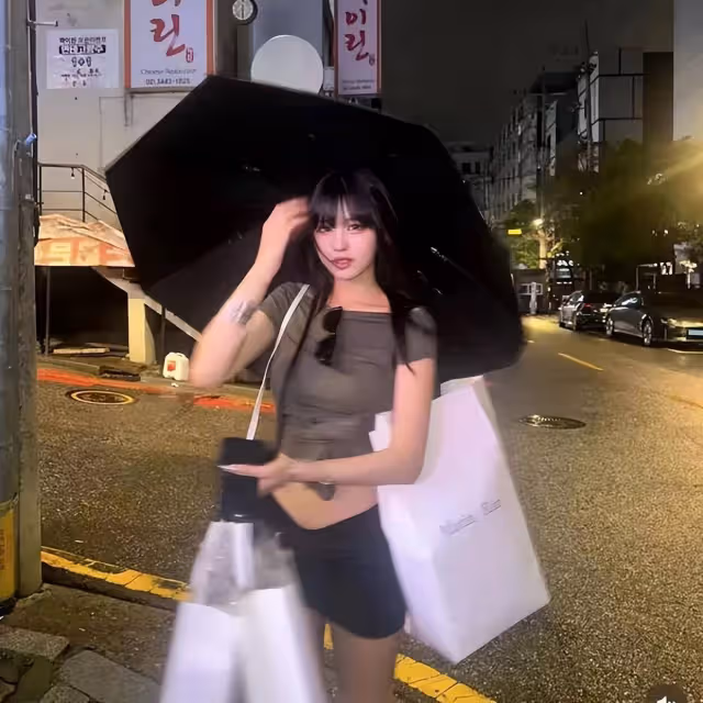 汪峰女兒小蘋果韓國度假,穿露臍裝身材不輸超模