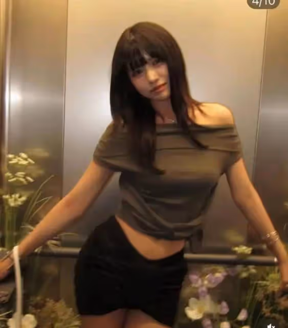 汪峰女兒小蘋果韓國度假,穿露臍裝身材不輸超模