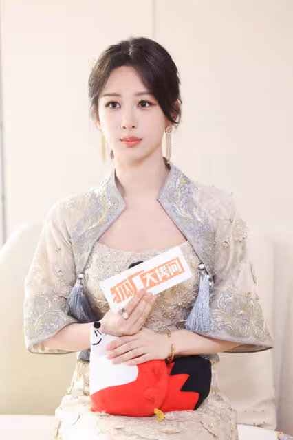 楊紫回應白玉蘭提名,透露新電影將合作賈玲