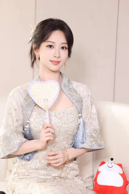 楊紫回應白玉蘭提名,透露新電影將合作賈玲