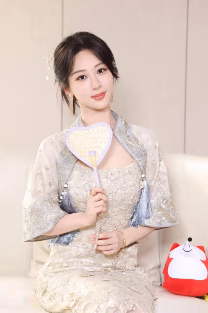楊紫回應白玉蘭提名,透露新電影將合作賈玲