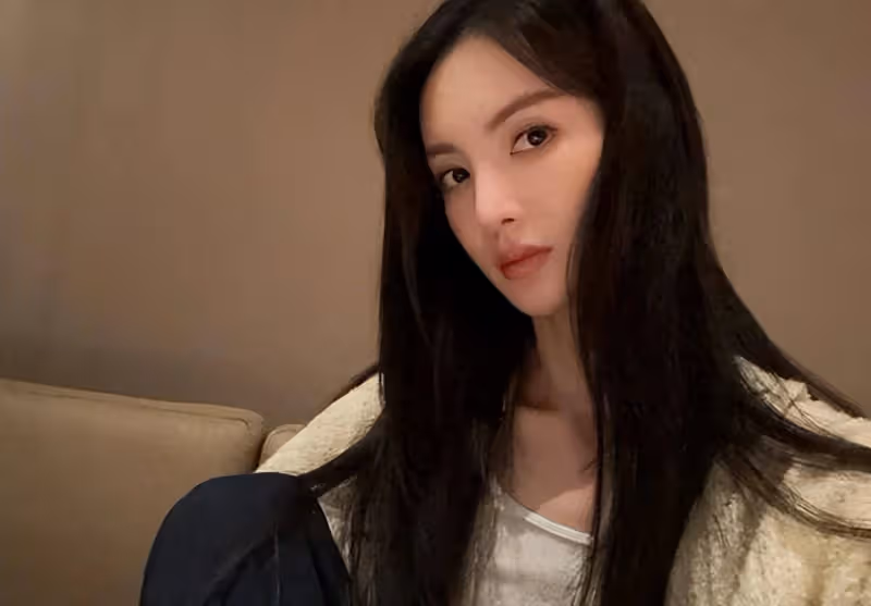 金晨穿奶白開衫溫柔知性,美顏相機鏡頭下的她被人認不出