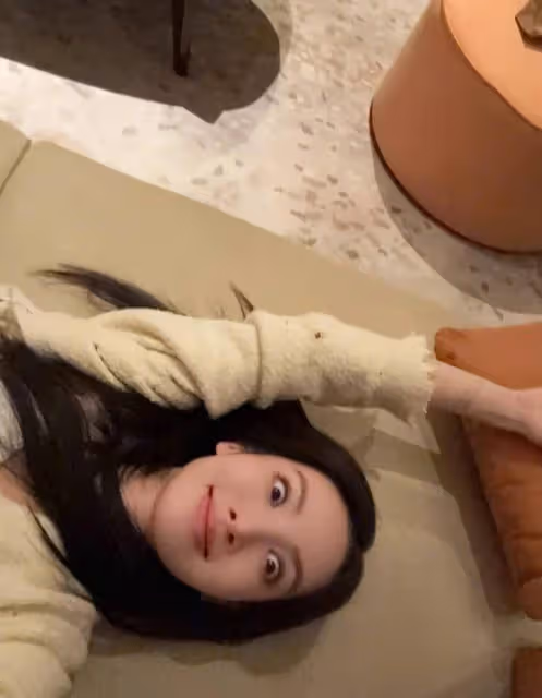 金晨穿奶白開衫溫柔知性,美顏相機鏡頭下的她被人認不出
