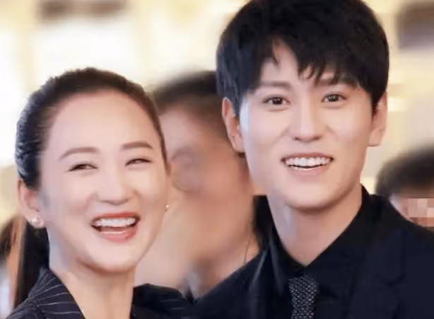 她將弟弟帶入娛樂圈,但如今自己無人問津,弟弟卻是紅透半邊天