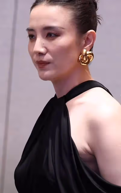 43歲宋佳近照,腋下副乳引關注,真空禮服險走光,胳膊疤痕惹爭議