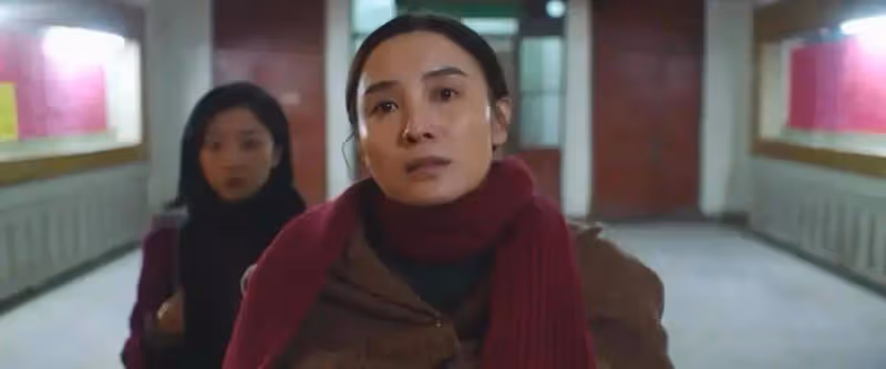43歲宋佳近照,腋下副乳引關注,真空禮服險走光,胳膊疤痕惹爭議