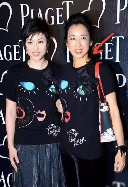 朱玲玲撞上陳法蓉，一個老氣橫秋，一個清新少女，猶如隔輩人