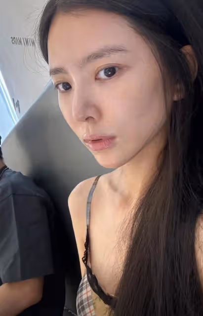 杜淳36歲嬌妻自信曬全素顏，臉上斑點明顯，但皮膚緊緻看不到皺紋