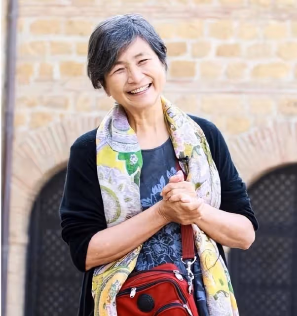 鄭佩佩因病離世,享年78歲,4個兒女送別「華夫人」最後一程