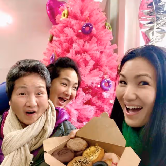 鄭佩佩因病離世,享年78歲,4個兒女送別「華夫人」最後一程