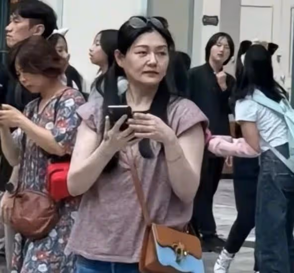 大S現身顏值重回巔峰,背萬元包包很漂亮,帶孩子和具俊曄旅遊