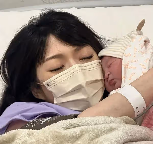36歲TVB長腿女神順產誕下女兒,靚仔老公親手剪臍帶:這個經歷好特別