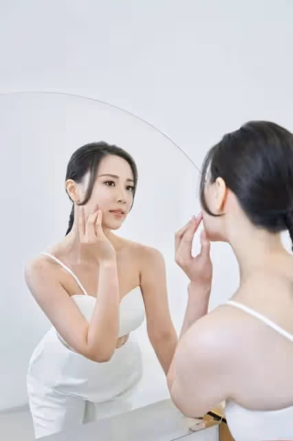 TVB花旦拍打戲拍上癮,71歲女星評TVB女歌手與已婚人夫車廂激吻一事