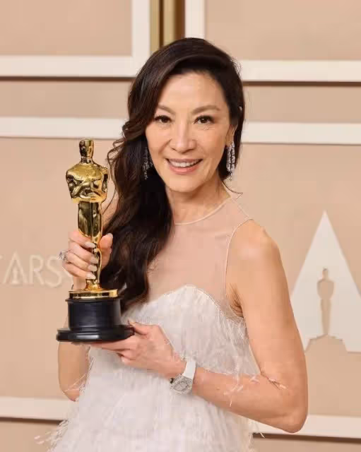 TVB花旦拍打戲拍上癮,71歲女星評TVB女歌手與已婚人夫車廂激吻一事