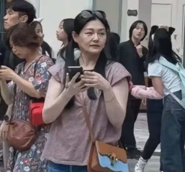 大S最新露面！帶兒女游韓國，褲腳拖地太邋遢，面容憔悴引熱議！
