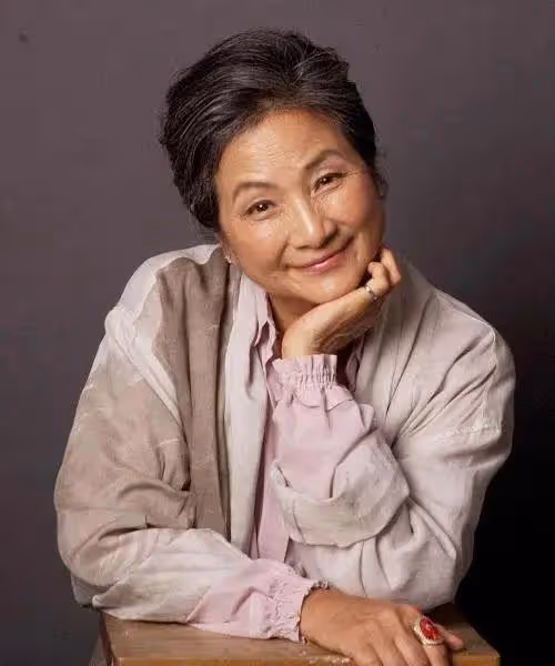 突傳噩耗!79歲演員鄭佩佩去世,晚年受病痛折磨,遺願曝光惹淚目