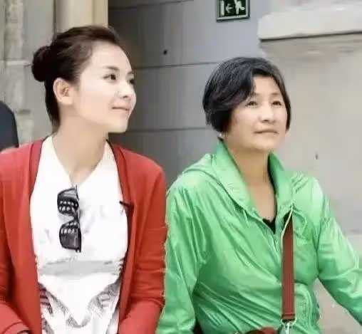 突傳噩耗!79歲演員鄭佩佩去世,晚年受病痛折磨,遺願曝光惹淚目