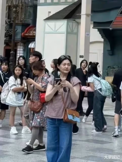 大S被目擊和具俊曄帶子女去韓國遊樂園,野生素顏照曝光!